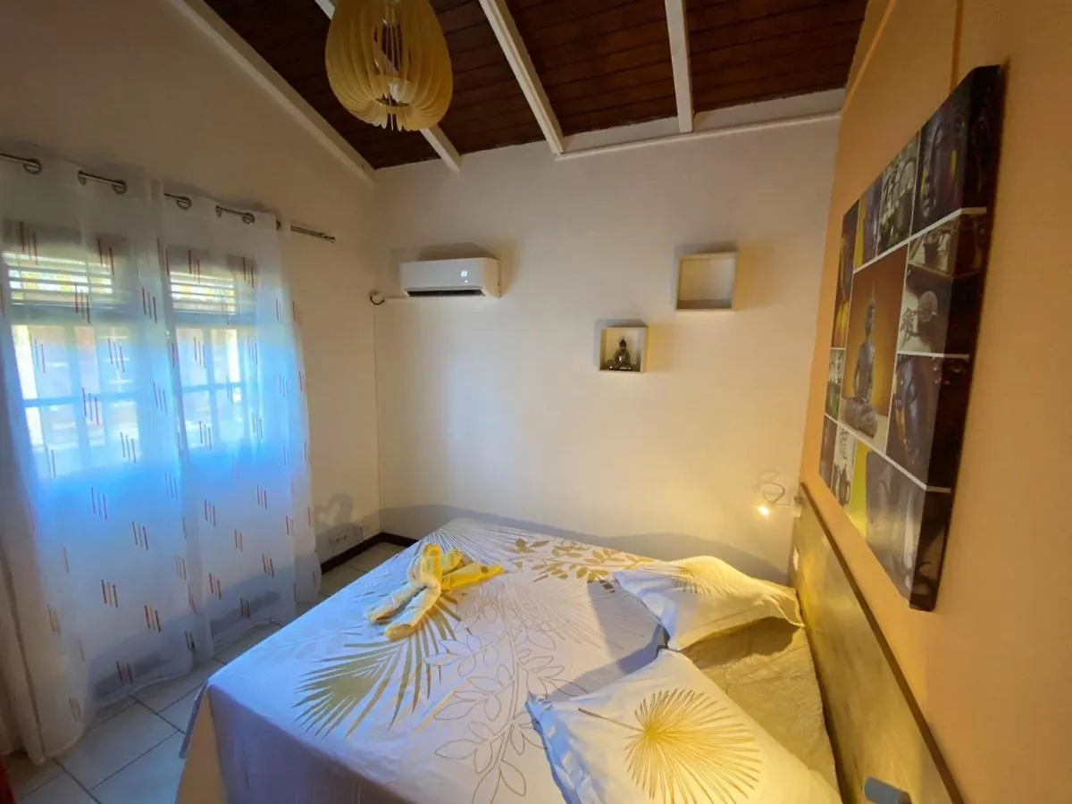 Bungalow Romantique A Deshaies + Piscine 0*,  グアドループ